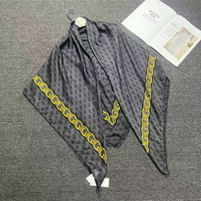 Платок Guess